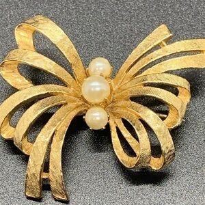 #Ribbon Brooch Gold Tone w/pearl design